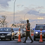 O ponto de vacinação da Praça dos Cristais é uma parceria da Secretaria de Saúde com o Exército Brasileiro que funciona no período noturno, das 18h às 22h | Foto: Breno Esaki/Agência Saúde-DF