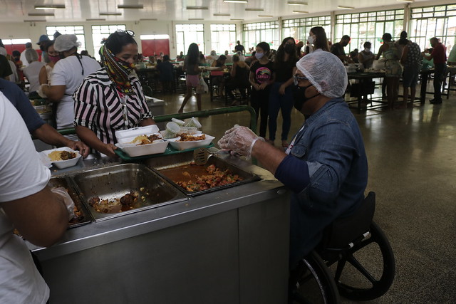 Nosso Natal leva ceia a restaurante comunitário do Sol Nascente