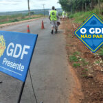 Mais de uma tonelada e meia de terra e materiais orgânicos e inservíveis foram recolhidos de aproximadamente um quilômetro de extensão de canaletas| Foto: Divulgação/GDF Presente