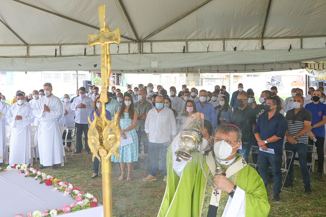 Governador Ibaneis participa da Missa Campal no Sol Nascente