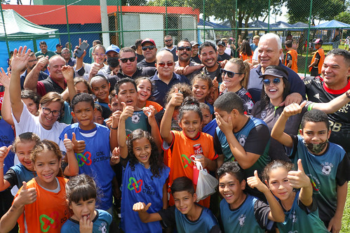 Governador inaugura campo de grama sintética em Vargem Bonita