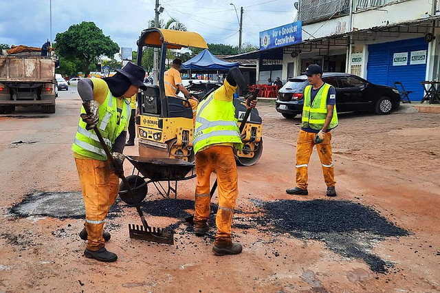 Mutirão para tapar buracos em Taguatinga