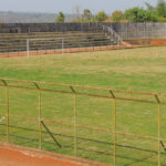 Os buracos do campo de futebol deram lugar ao gramado verdinho, que chama a atenção nessa época seca de Brasília | Foto: Paulo H. Carvalho/Agência Brasília