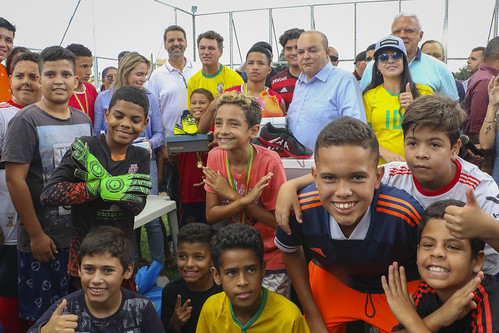 Governador inaugura campo sintético e anuncia 20 quadras de areia no DF