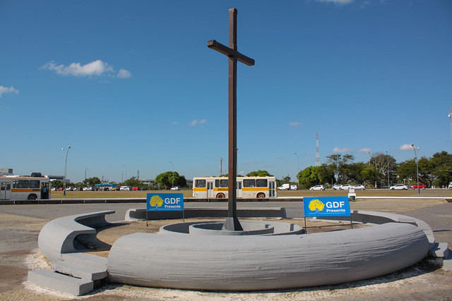 Praça do Cruzeiro limpa e bonita