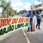 Servidores da administração alertaram sobre a questão do lixo na região, distribuindo um panfleto com informações sobre lixo reciclável, orgânicos e rejeitos | Foto: Lúcio Bernardo Jr/Agência Brasília