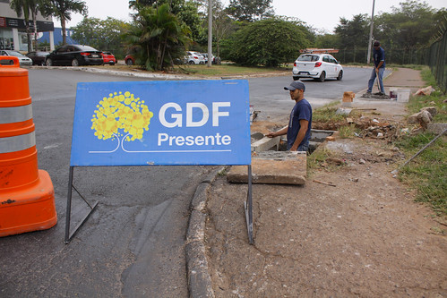 GDF Presente recupera calçada e bocas de lobo em Taguatinga