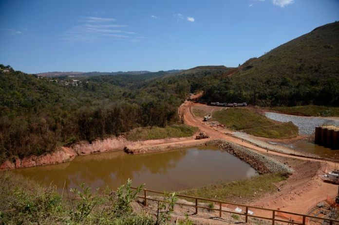 Trabalhadores na obra do muro de contenção construído para eventual rompimento da Barragem B3/B4 em Nova Lima, região metropolitana de Belo Horizonte.