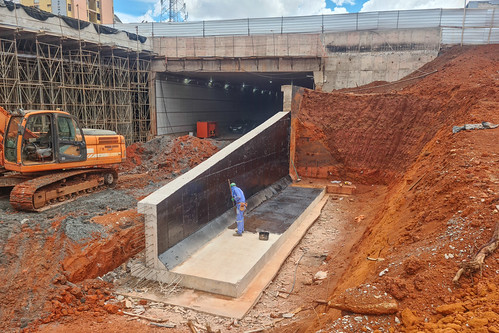 Muro de contenção na entrada do Túnel de Taguatinga é aterrado