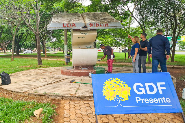 Praça da Bíblia, no Gama, recebe pintura e limpeza de bloquetes