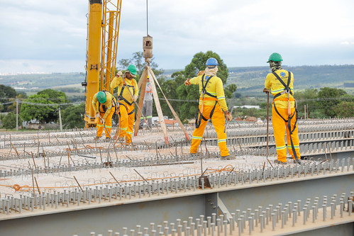 Viaduto de Sobradinho em fase de colocação das pré-lajes