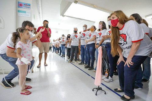 Pacientes e servidores de hospital são surpreendidos com serenata de Natal