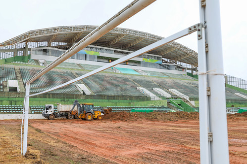 Gramado do Estádio Bezerrão, no Gama, está sendo reformado