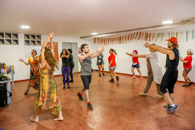 Escola forma novos carnavalescos e artistas de rua no DF