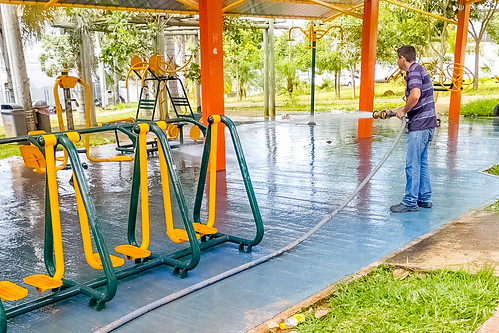 GDF Presente retira lixo e entulho da Candangolândia