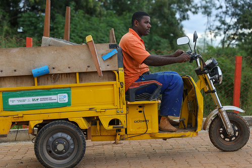 Tuk-tuks elétricos recolhem mais de 900 toneladas de entulhos no Guará