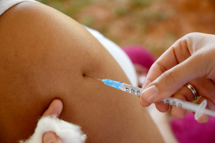 Acao-da-Saude-com-a-Educacao-aplicou-3.663-doses-de-vacinas-na-fase-inicial-de-iniciativa-que-imuniza-estudantes-e-comunidade-local-em-escolas.-Foto-Agencia-Saude-DF-1024x683