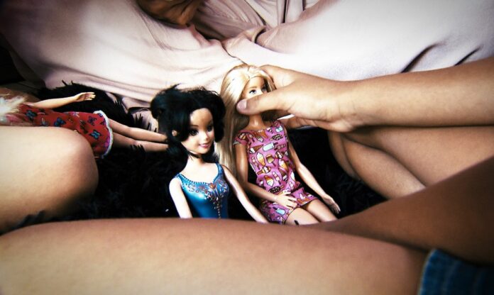 orfa_brinca_com_boneca_dada_pela_mae_assassinada_1