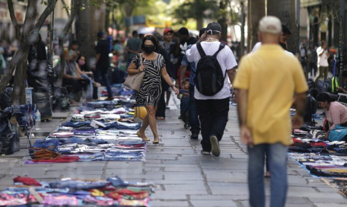 vendedores_ambulantes_comercio_de_rua_centro_do_rio_de_janeiro_brasil_0109200970
