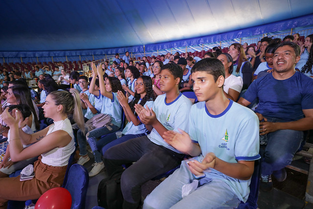 18/10/2023 - Campanha Vem Brincar Comigo leva 600 crianças para espetáculo circense