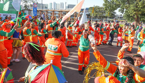12/02/2024 - Garis animam a segunda-feira de Carnaval com o Bloco Vassourinha