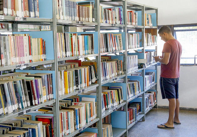 27/02/2024 - Livros didáticos têm sobrevida nas bibliotecas públicas do DF