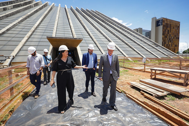 06/03/2024 - Reforma do Teatro Nacional recebe visita técnica de órgão fiscalizador