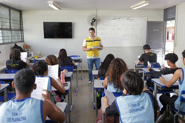 21/04/2024 - Alunos de Planaltina participam de aulas teóricas para obtenção da CNH