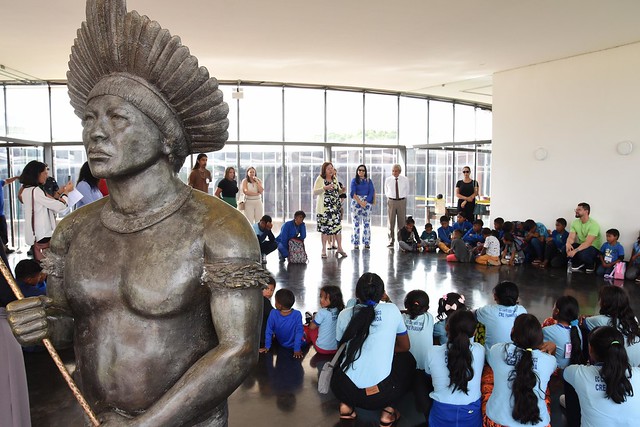 Estudantes indígenas da comunidade Warao Comoroto visitam o Memorial dos Povos Indígenas