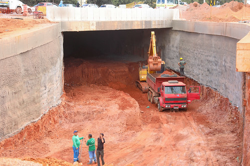 20/05/2024 - Equipes do GDF visitam obras do Viaduto do Riacho Fundo