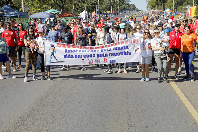 26/05/2024 - Caminhada no Eixão do Lazer incentiva a doação de leite materno