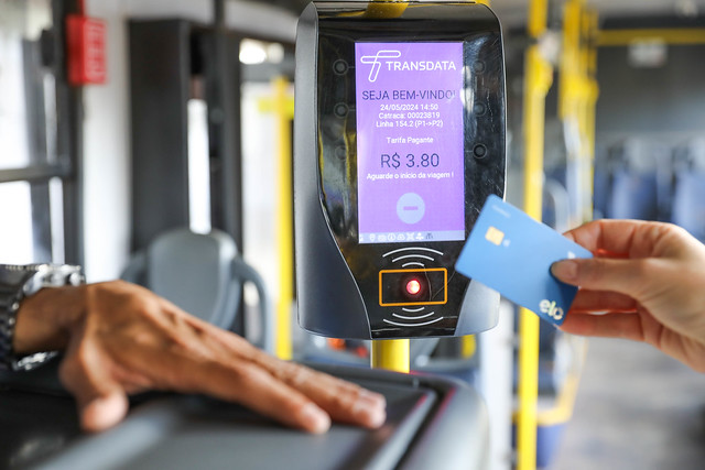 28/05/2024 - Em fase de testes, mais de 130 ônibus já circulam com pagamento digital