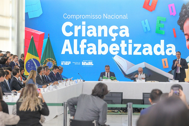 28/05/2024 - DF firma compromisso nacional de meta de alfabetização até 2030