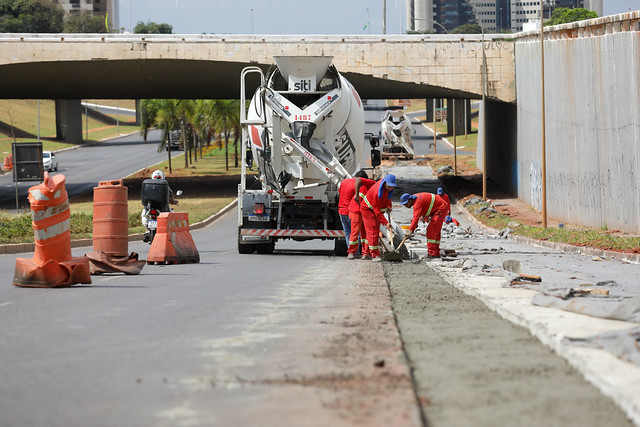 14/10/2024 - Último trecho da faixa exclusiva de ônibus na W3 Sul começa a ser concretado