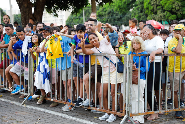 13/10/2024 - Torcedores comparecem ao Estádio Bezerrão para ver a seleção brasileira