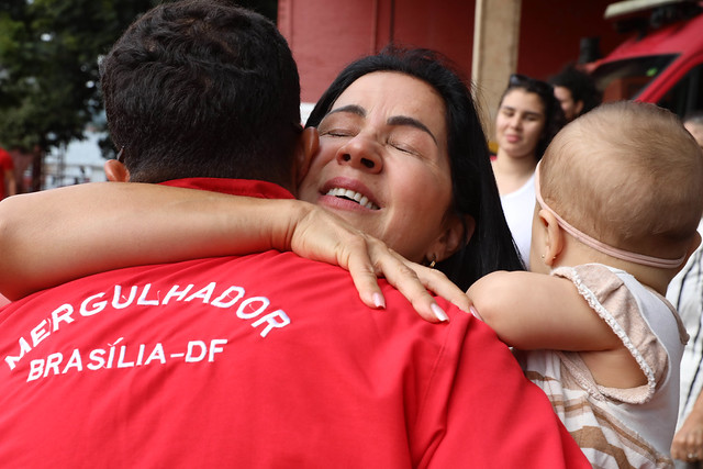 09/01/2025 - Bombeiros do DF enviados para missão no Rio Tocantins são recebidos por familiares na volta para casa