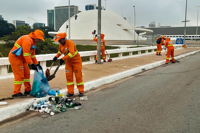 02/01/2024 - GDF recolhe 9,5 toneladas de lixo após festas de Ano-Novo