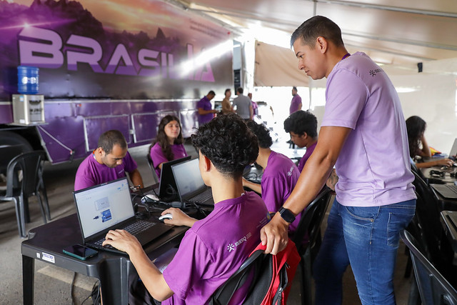 10/02/2025 - Projeto Brasíl.IA: Quatro cidades recebem cursos gratuitos de qualificação profissional na área de tecnologia