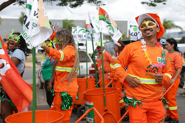 01/03/2025 - Em dia de folga, garis caem na folia no bloco Vassourinhas de Brasília