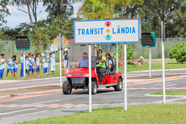 17/03/2025 - Transitolândia inicia temporada de atividades com teatro educativo para as crianças