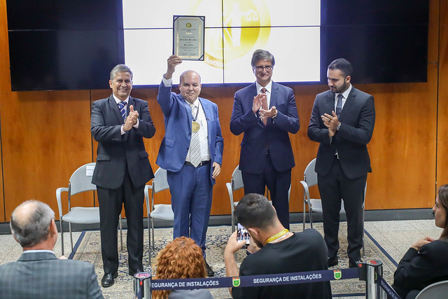 22/04/2025 - Governador é empossado na Academia Brasiliense de Direito